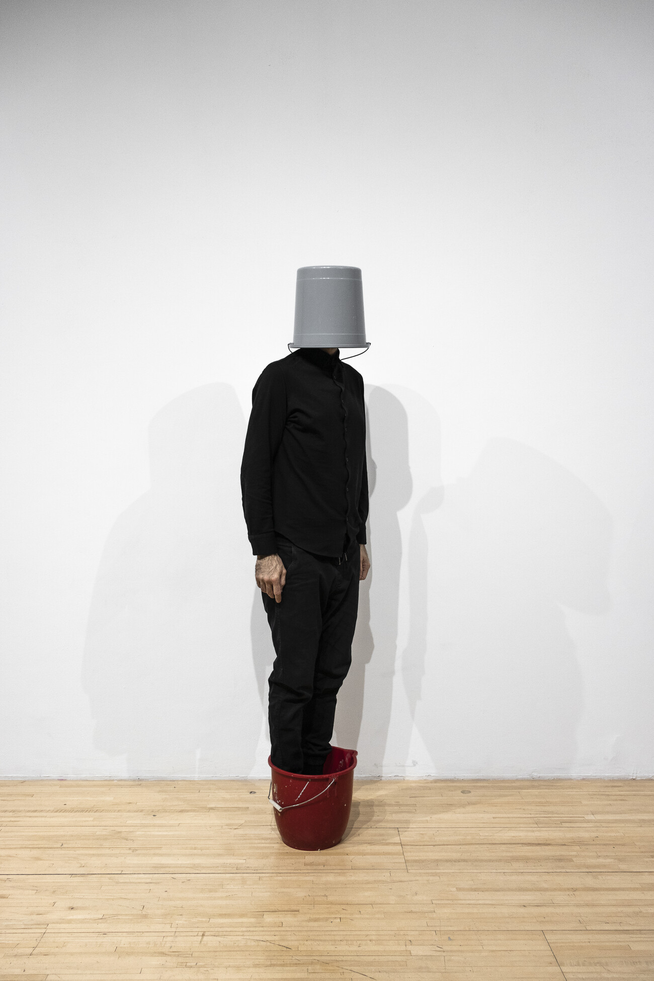 Steve Giasson. Performance invisible n&deg; 172 (S'habituer &agrave; dispara&icirc;tre). Reenactment de Erwin Wurm. Untitled (Double Bucket). 1999. Performeur : Steve Giasson. Cr&eacute;dit photographique : Martin Vinette. AXEN&Eacute;O7, Gatineau. 5 novembre 2019.